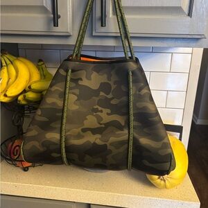 HAUTE SHORE Green Camouflage Tote